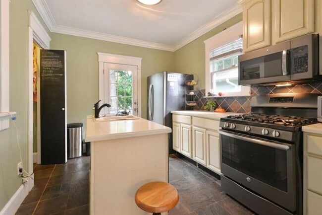 Building Photo - 564 Winton Terrace NE