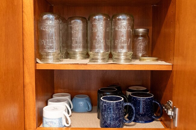 Building Photo - 6836 S Land Park Dr