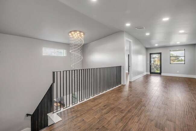 Building Photo - 1707 N Peninsula Ave