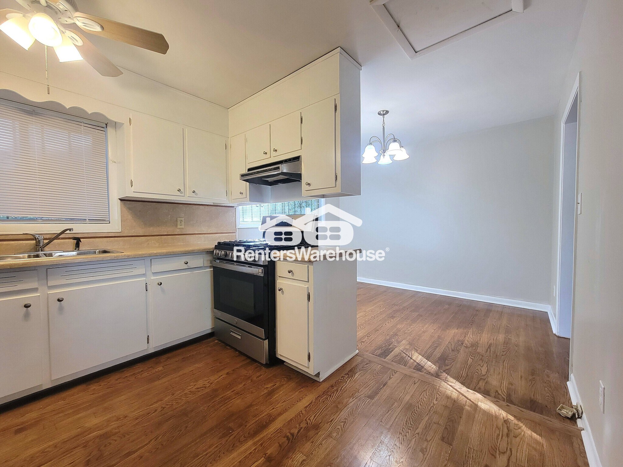 Building Photo - 336 Woodstock Dr SW