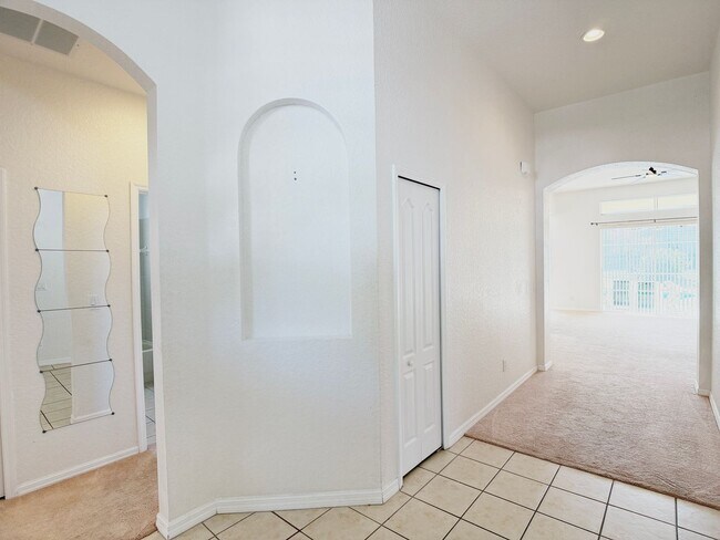 Building Photo - 1131 N Hampton Dr