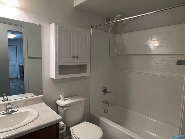 Building Photo - 5040 7 Pine Cir