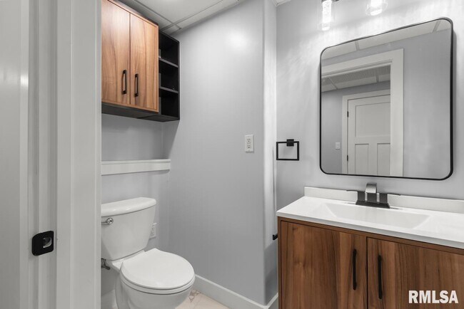 Building Photo - 1900 E Knox St