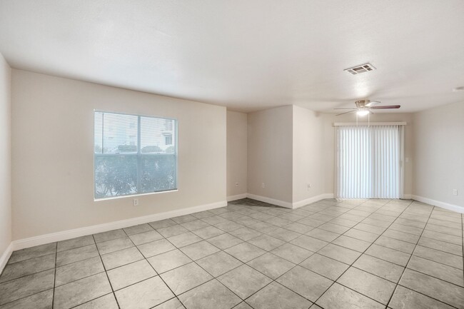 Building Photo - Beautiful 1st Floor Condo in Gated Communi...