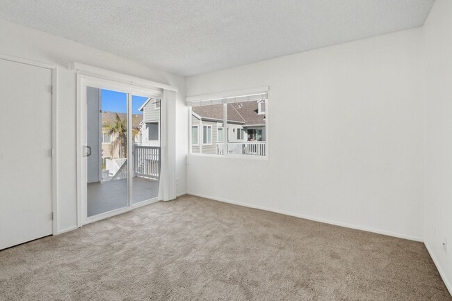 Building Photo - Ocean Views, Fully Remodeled Kitchen,Iconi...