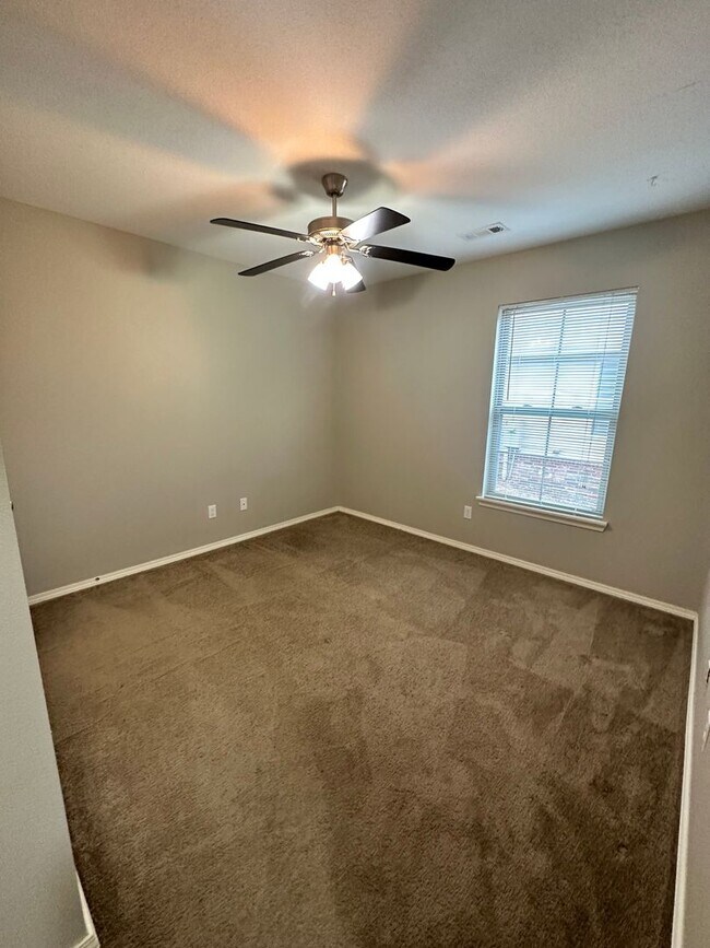Building Photo - 3 Bedroom 2 Bathroom For Rent in Bentonville!