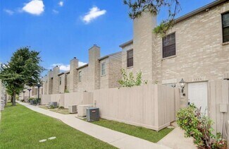 Building Photo - Stunning Townhome Near Medical Center!