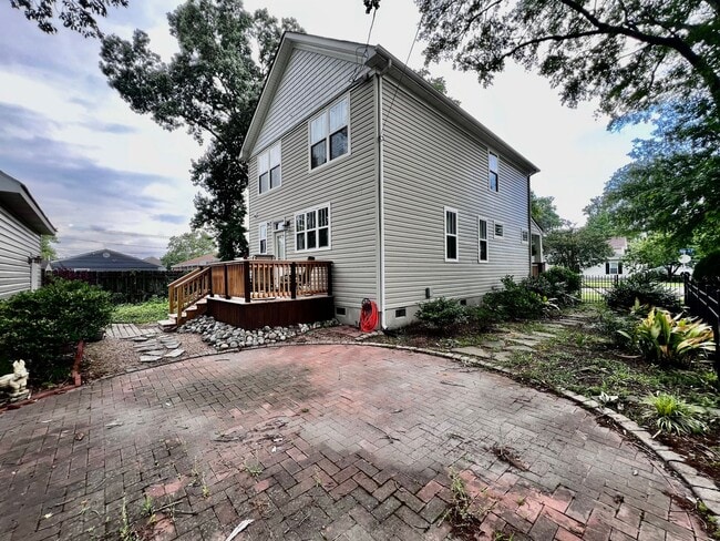 Building Photo - Gorgeous Home in the heart of Bayview Beach