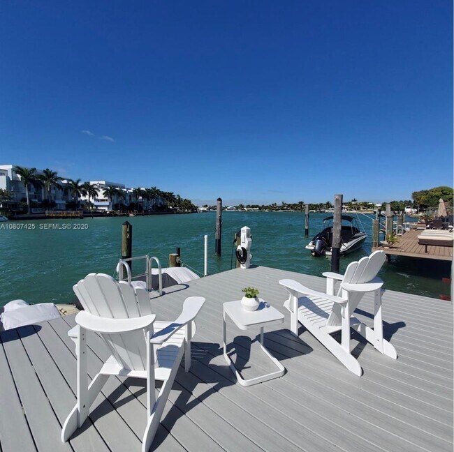 Building Photo - Beautiful waterfront townhouse in the heart of Miami