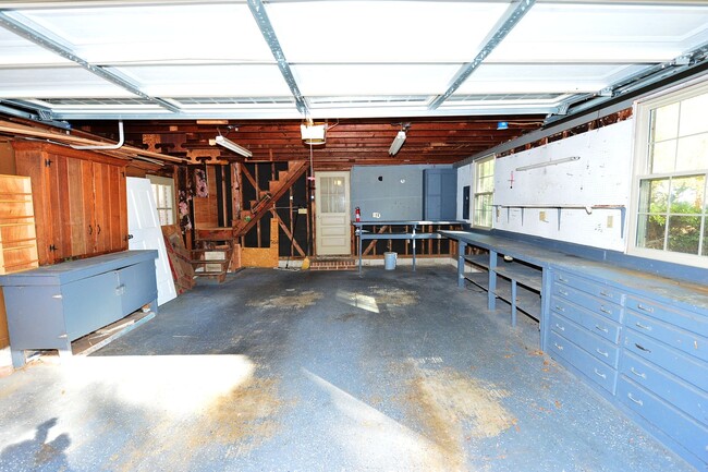 Building Photo - Water View, private wooded lot on dead end...