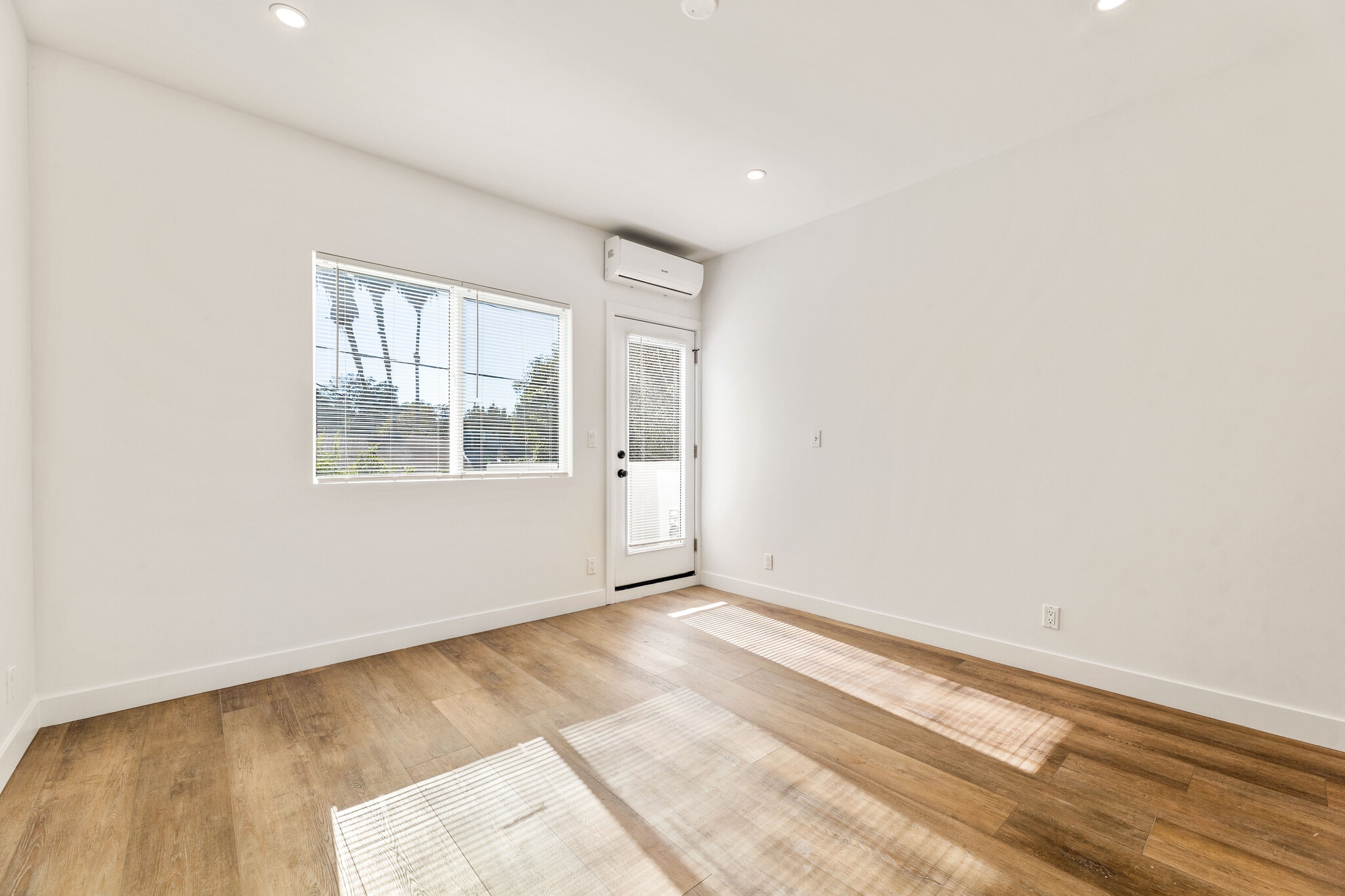 Building Photo - 5702 Vanalden Ave