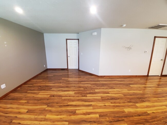 Building Photo - Great Family Home