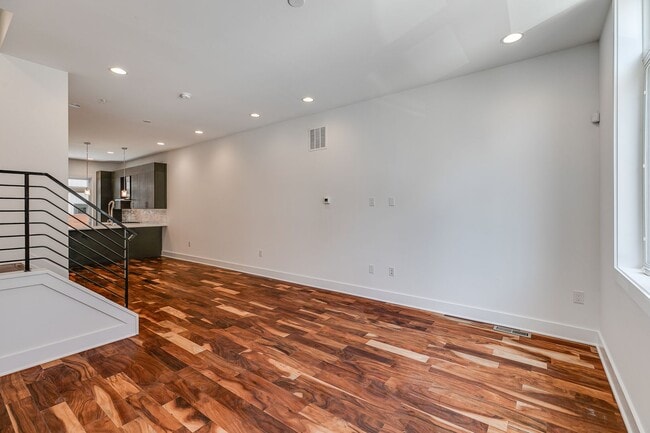 Building Photo - Northern Liberties Townhome with Parking