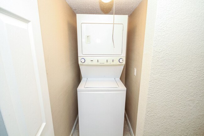 Building Photo - Spacious 2/1 Condo In The Carrington Park ...