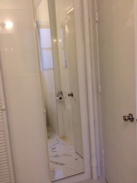 bathroom - 208 E 28th St
