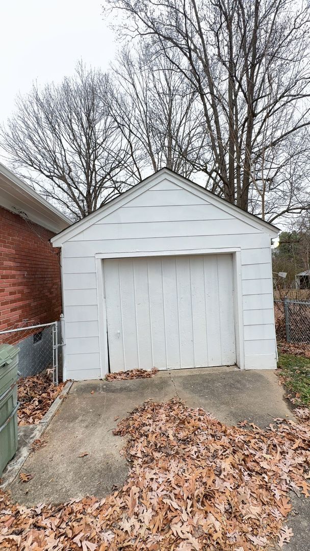 Building Photo - Charming 3BR Home with Large Backyard – Section 8 Welcome