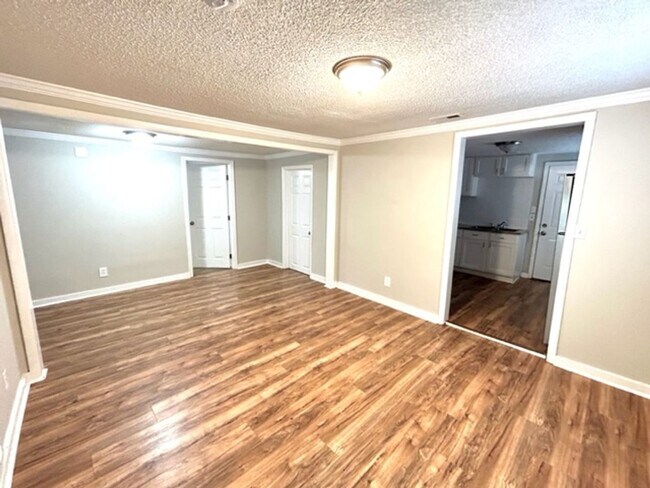 Building Photo - CUTE TWO BEDROOM/ONE BATH BUNGALOW!