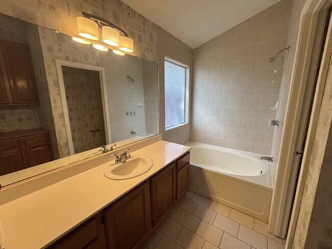 Building Photo - Charming 3 Bed / 2 Bath Home on a Quiet Cul-de-Sac with Spacious Backyard!