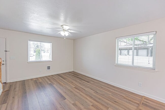 Building Photo - Updated 2-Bedroom Home with Garage and Fen...