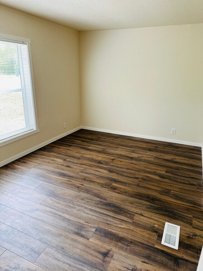 Building Photo - Newly Remodeled Acreage Property
