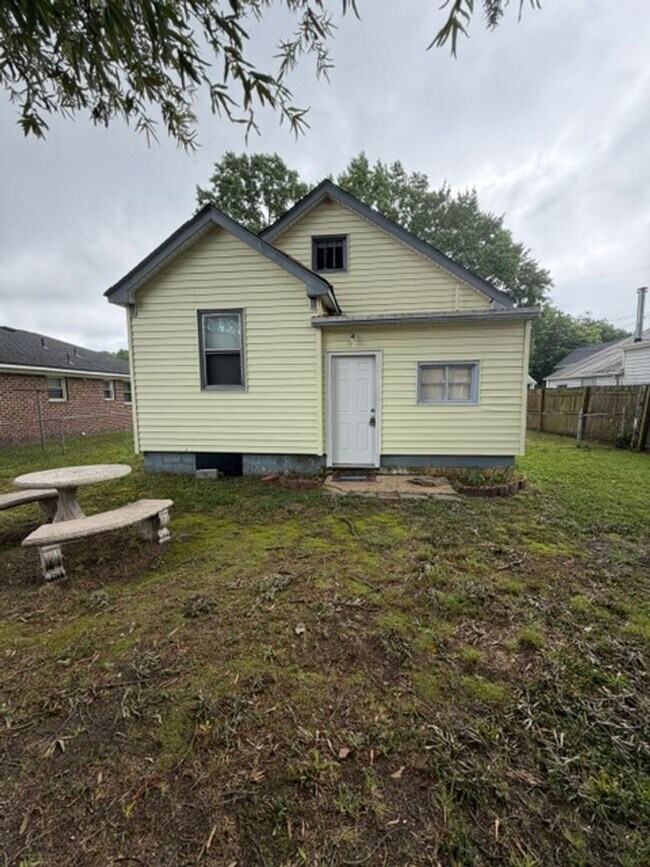 Building Photo - 167 Brockwell Ave