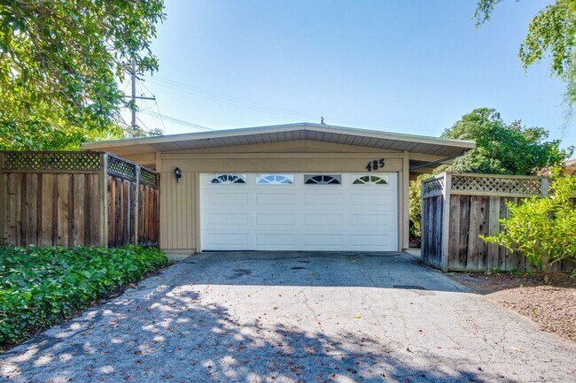 Building Photo - Mountain View Home l Spacious Open Layout Bright and Private Yard
