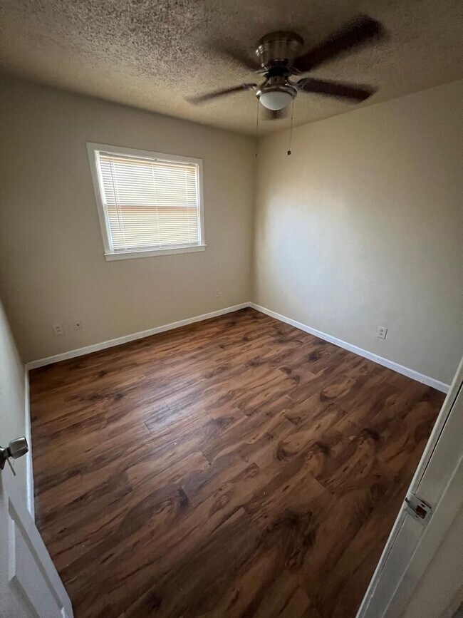 Building Photo - $0 First Month's Rent / $0 Deposit at Move-in