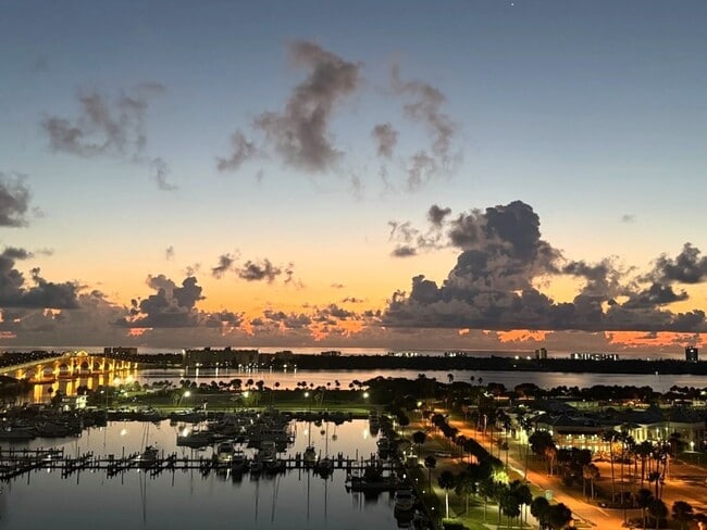Building Photo - Stunning Penthouse with Amazing Views!