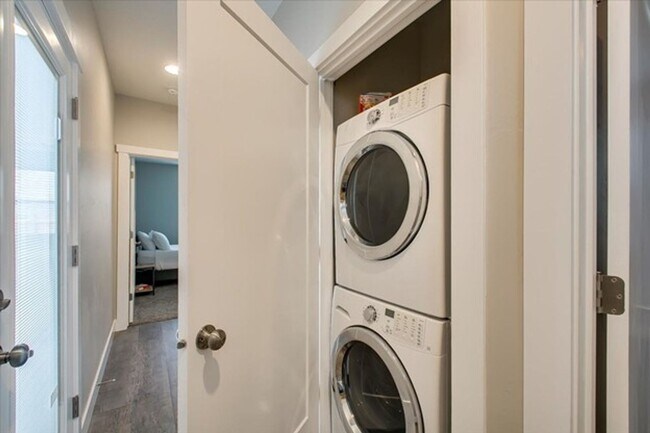 Building Photo - Stunning newer home in a great Boise location