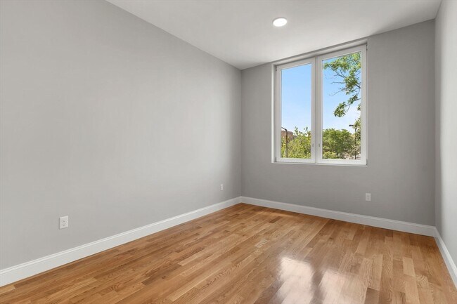 Building Photo - 10 Taber St