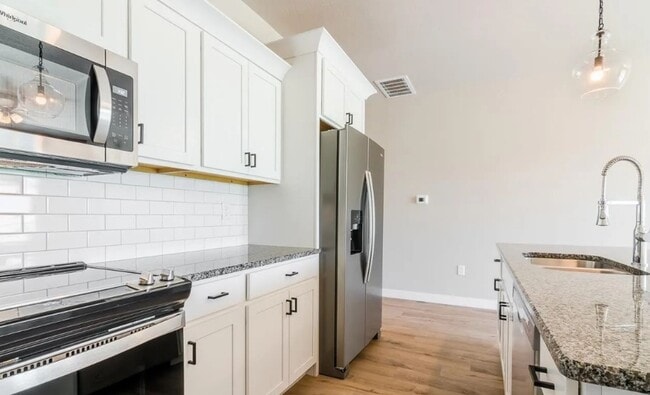 Building Photo - Modern Townhome in Beautiful Colbert Hills Golf Course Area