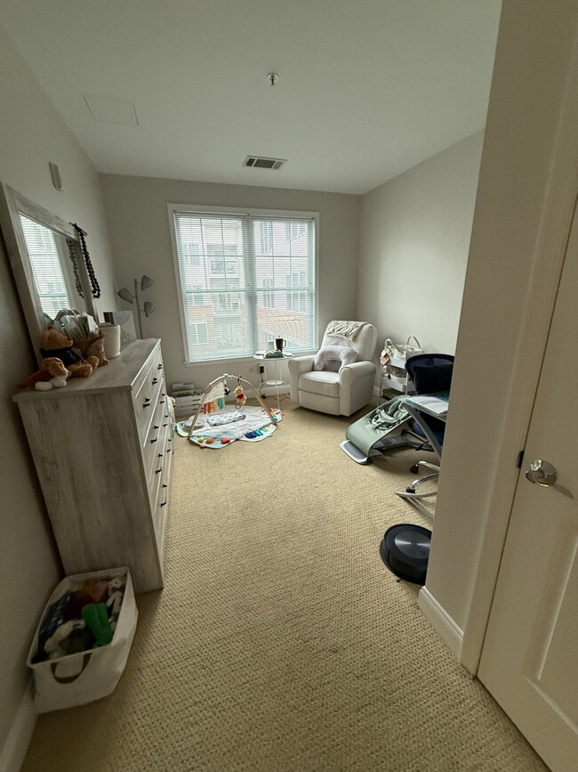 Building Photo - 300 W Elm St