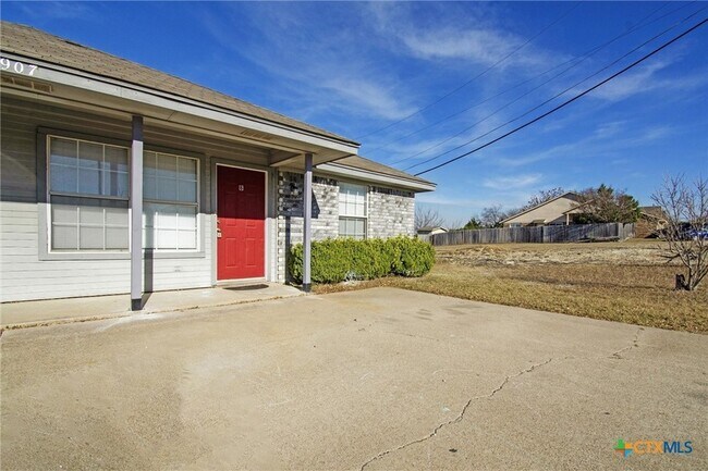 Building Photo - 907 North Dr
