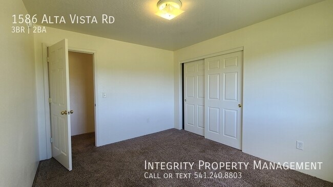 Building Photo - 1586 Alta Vista Rd