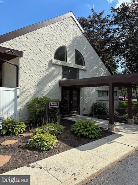 Building Photo - 640 Geneva Dr