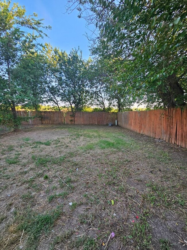 Building Photo - (3) Bed/(1.5) Bath Townhome Avail NOW!