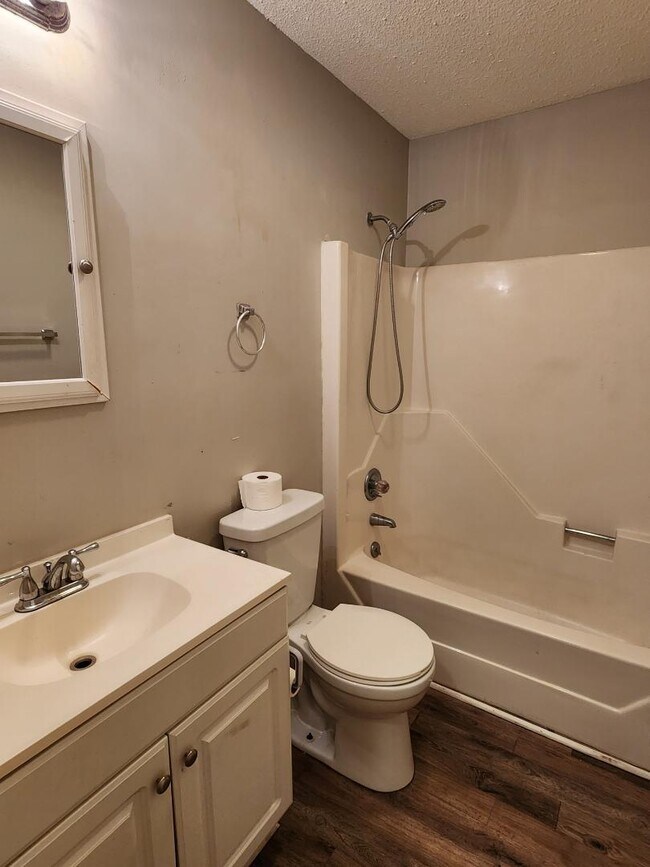 Building Photo - 408 Sheila St