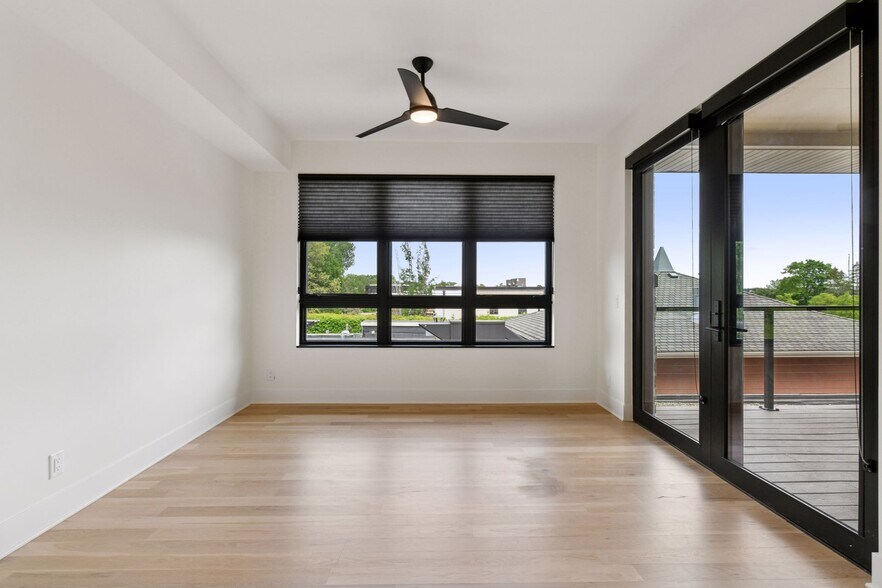 Sun room offers additional seating area and access to the private deck - 222 Ferndale Rd S