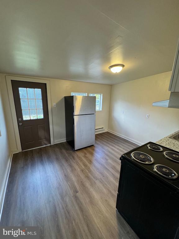 Building Photo - 620 W 2nd St