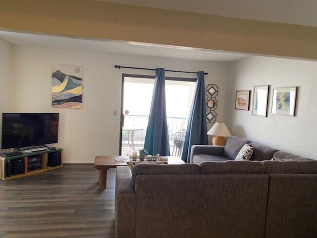 Building Photo - 2Br Waterfront  WINTER Vacation Rental Condo, Complex on the WATERFRONT Gated complex Utilities i...