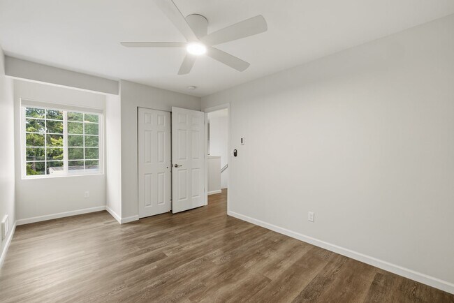 Building Photo - For Lease $2950/Month: Beautifully updated 2/Bdrm Townhome with large Bonus Room