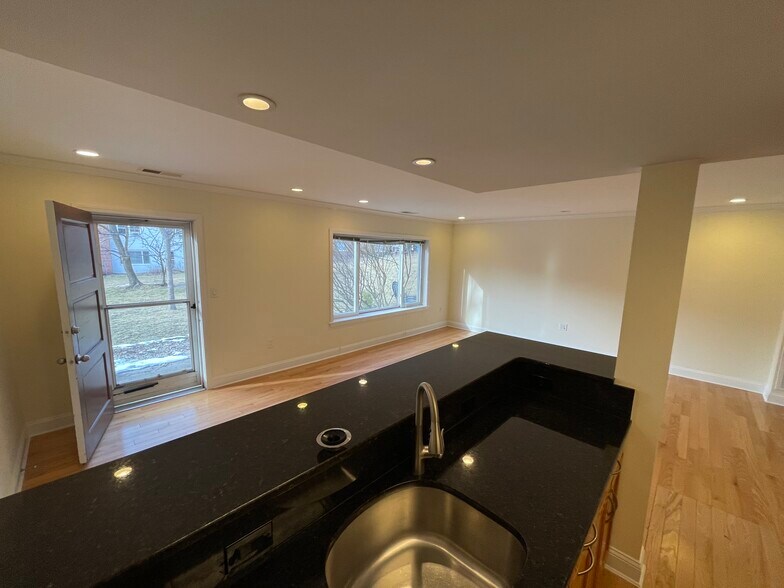 Building Photo - 302 Paine Ct