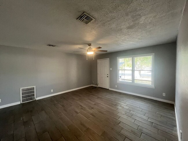 Building Photo - Four Bedroom Two Bath in Calallen School D...
