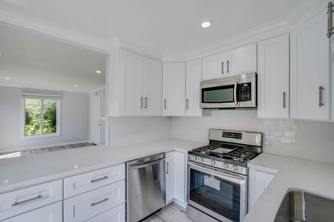 Building Photo - Remodeled 1 bedroom/1 bath apartment with ...