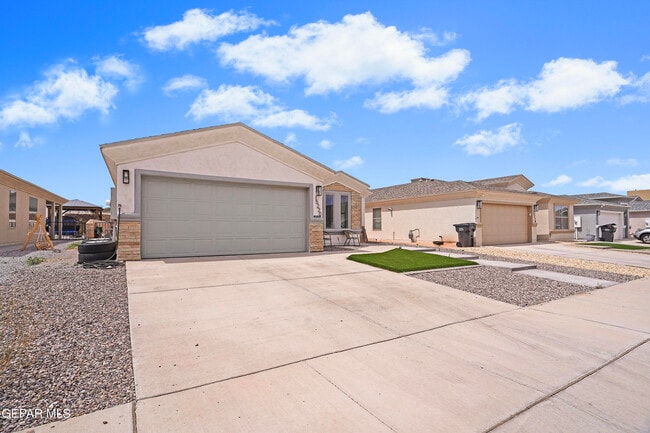 Building Photo - 15220 Apex Ct