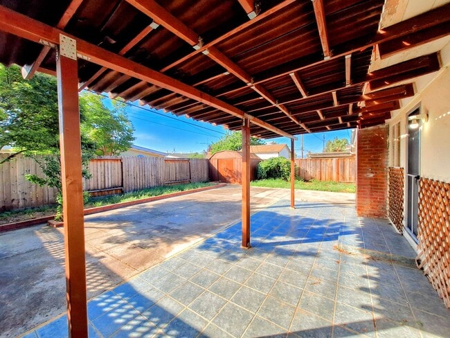 Building Photo - Refurbished 3bd Single Story House With Carport & Large Yards