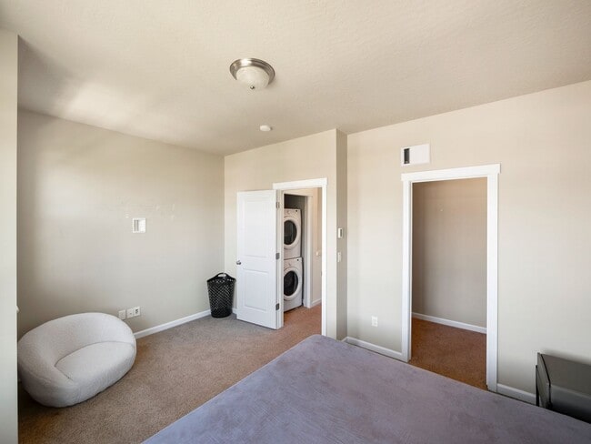 Building Photo - 2423 W Bridge Ave