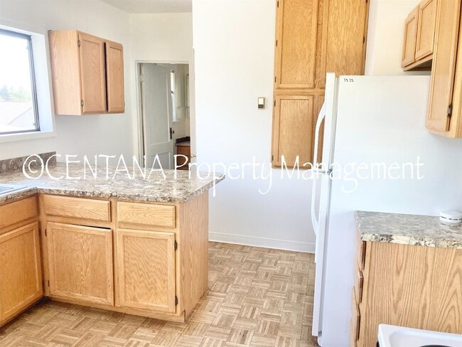 Building Photo - Large home with a huge yard on the West si...