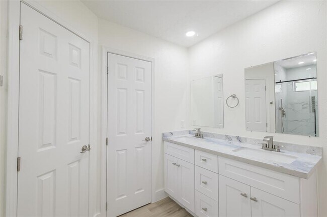 Building Photo - 1311 Sand Stone Dr