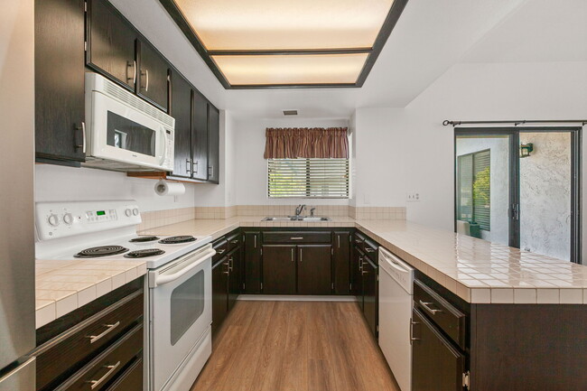 Building Photo - 518 Via De La Valle